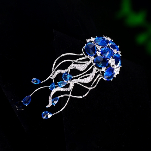VQ Butterfly Brooch - Picture 3 of 8